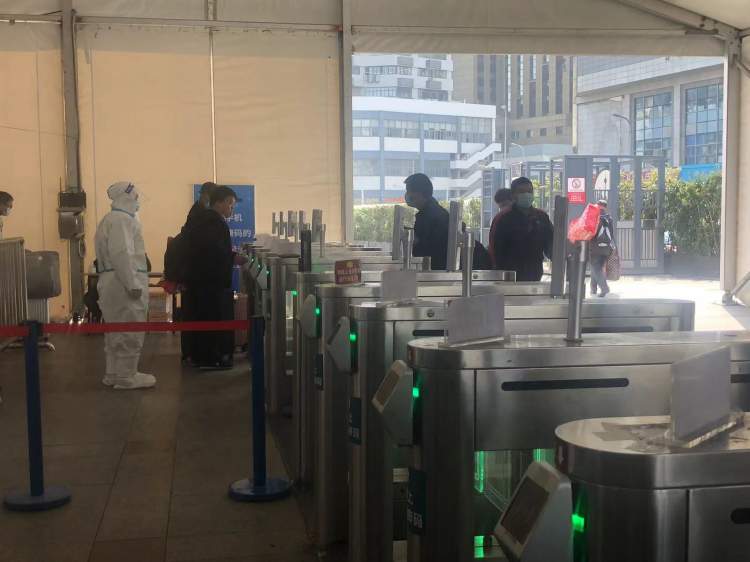 上海火车站出站口核酸检测点今启用，无48小时内核酸阴性证明的离沪旅客劝退……