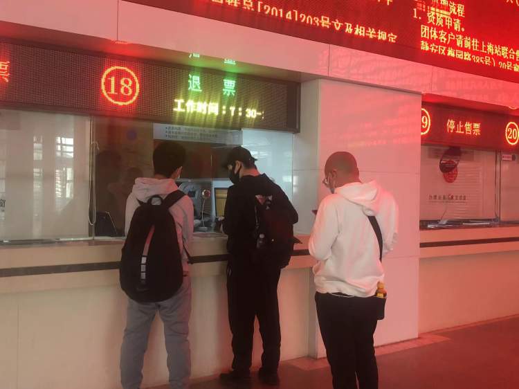 上海火车站出站口核酸检测点今启用，无48小时内核酸阴性证明的离沪旅客劝退……